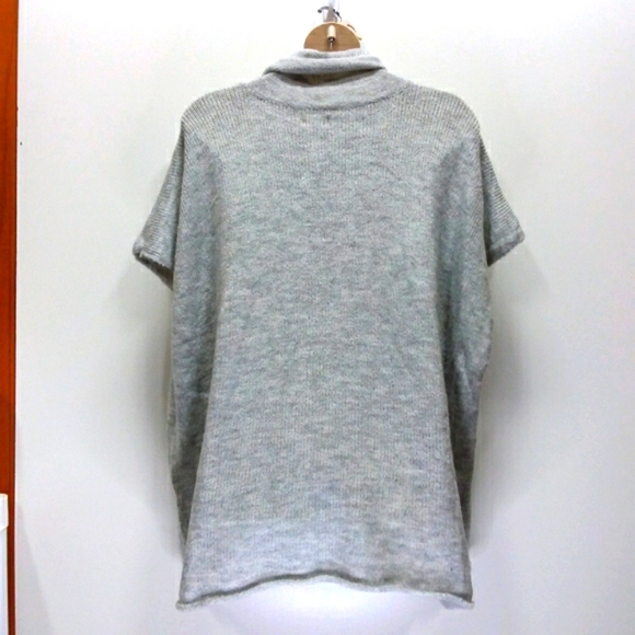 Universal Threads Women's Gray Turtle Neck Sweater Poncho NWT - Picture 2 of 6